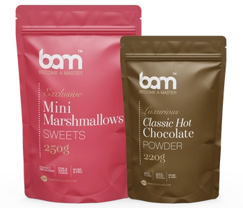 Klassische heiße Schokolade und rosa Marshmallows im Set