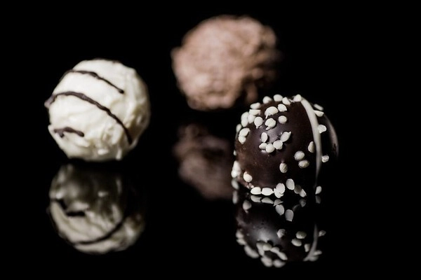 schokoladenpralinen mit ganache-creme und cognac