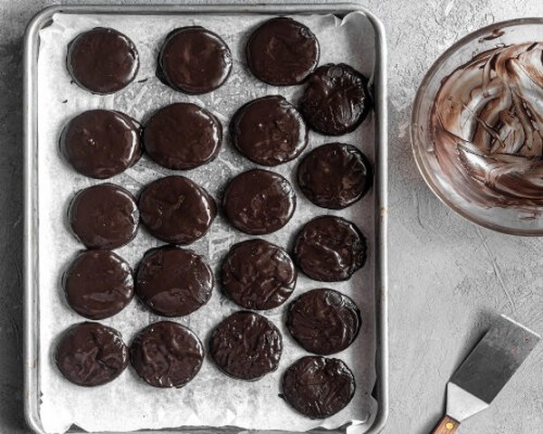ganache-creme in keksen mit orange
