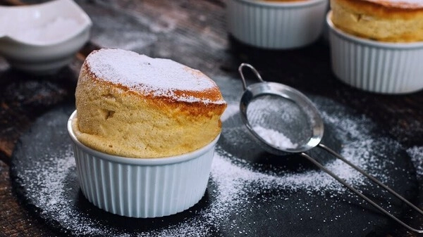 schokoladensoufflé mit bam drops aus weißer schokolade
