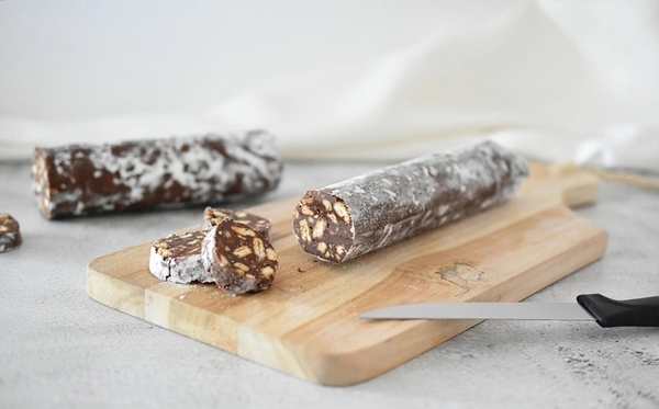 wie bereitet man eine schokosalami zu