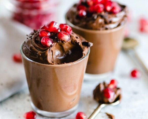 mousse au chocolat mit schlagsahne