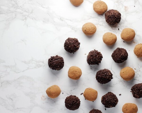 schokoladenkugeln mit kinder-bueno-füllung