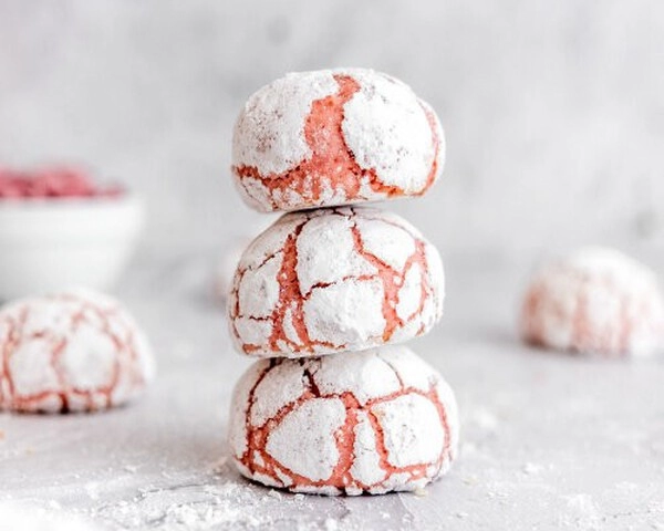 schokoladen crinkle cookies mit bam drops aus ruby-schokolade