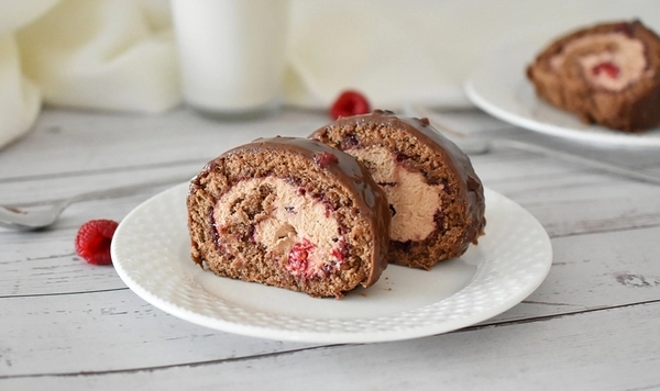 schokoladenroulade mit himbeeren