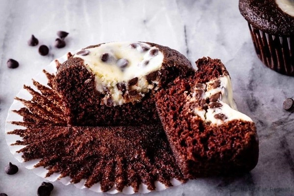 schokoladen-cupcakes mit kasekuchenfüllung