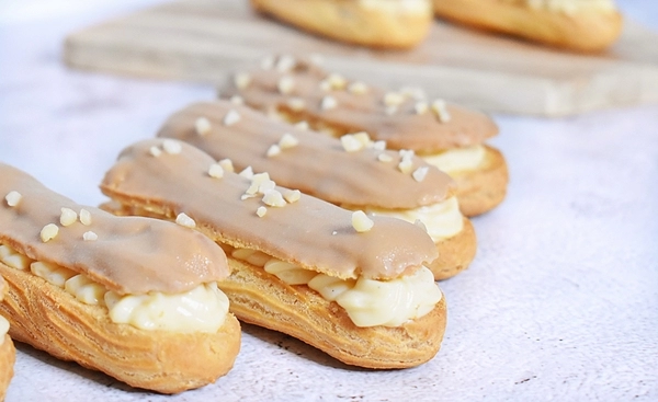 eclair mit vanille-creme und karamell
