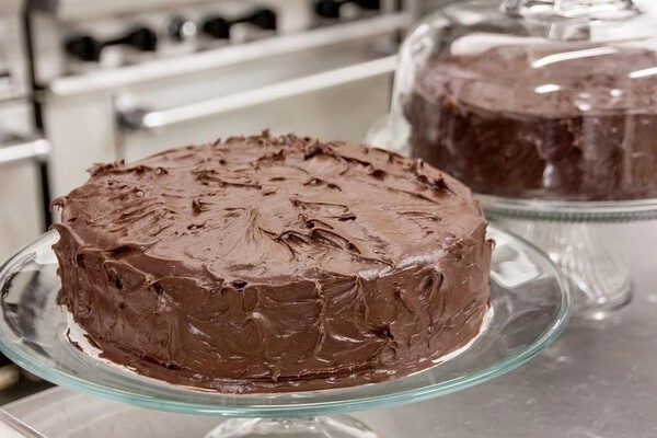 schokoladenkuchen mit pinienkernen