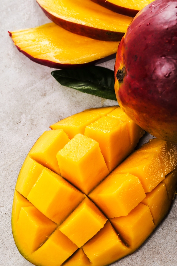mousse mit weißer schokolade und mango-topping