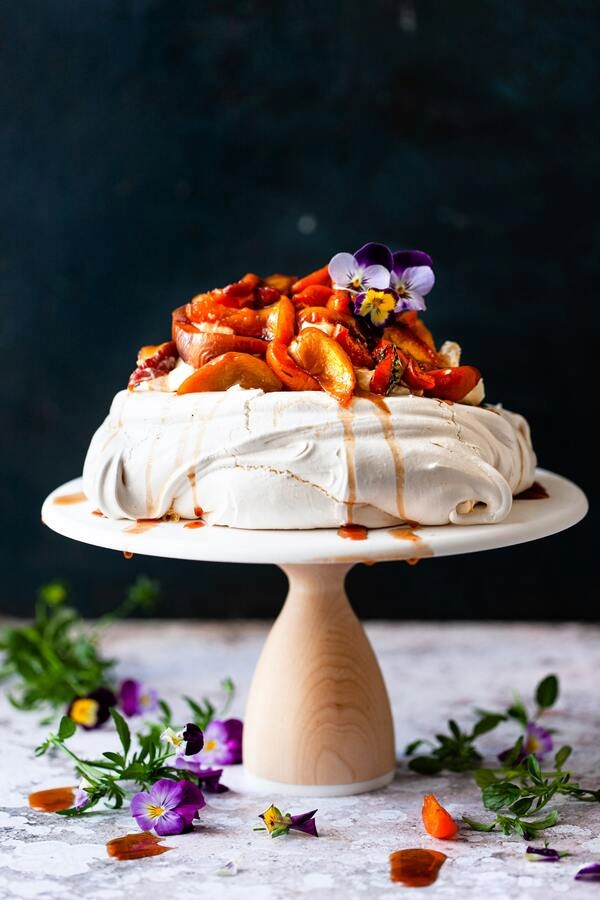 pavlova-torte mit winterfrüchten