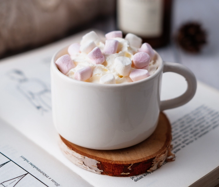 weiße kokosnuss-schokolade mit mini-marshmallows