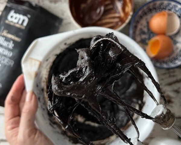waffeln mit bam schwarzes kakaopulver