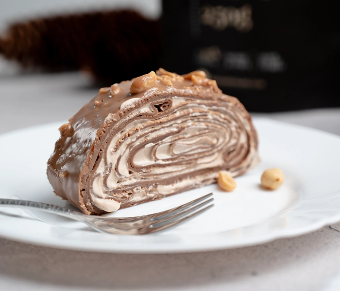 schokoladenroulade mit kakao und erdnüssen