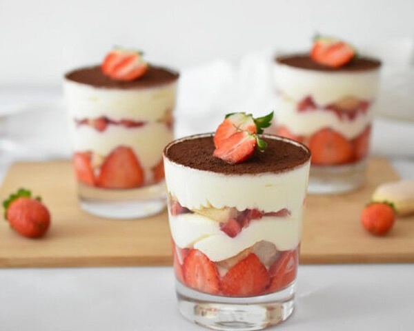 weiße schokolade und erdbeer-tiramisu im glas