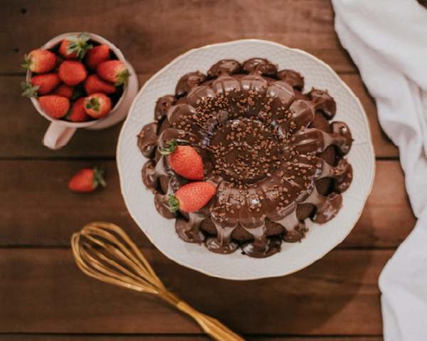 schokoladenkuchen mit erdbeeren
