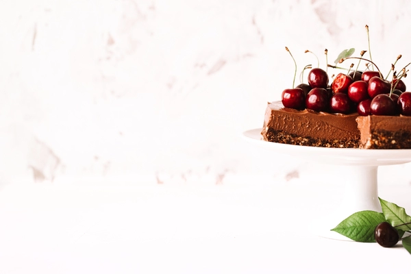 kasekuchen mit drei schichten aus schokolade