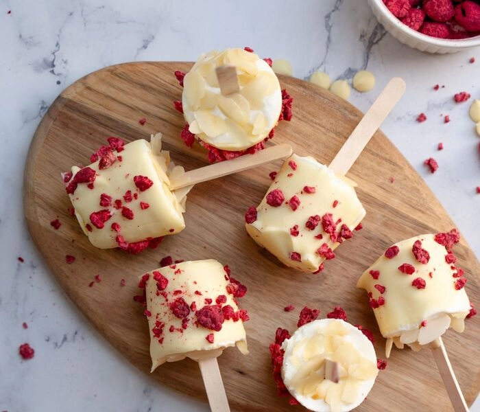 cheesecake popsicles mit gefriergetrockneten himbeeren
