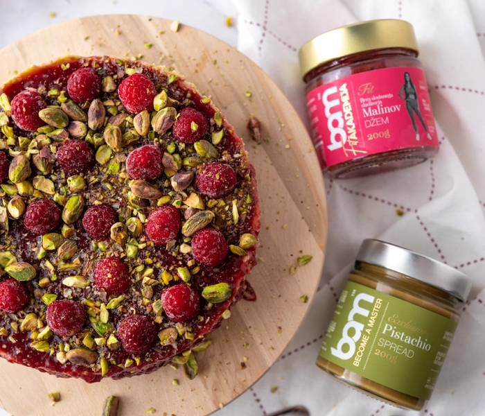kasekuchen mit pistazien und himbeeren