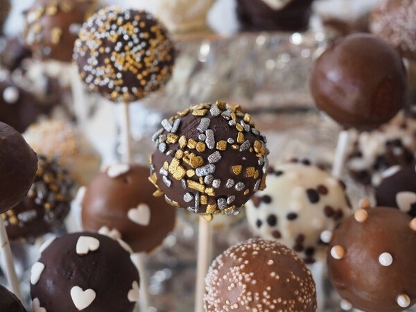 mini-schokoladenkuchen am stiel - schokoladenlutscher