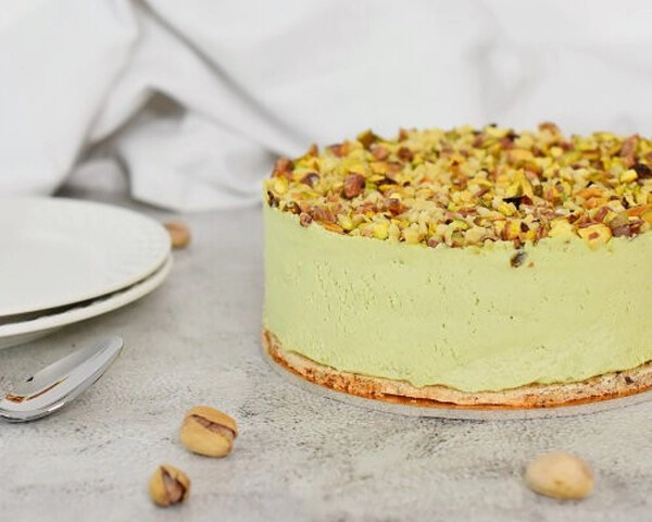 torte mit weißer schokolade himbeeren und pistazien