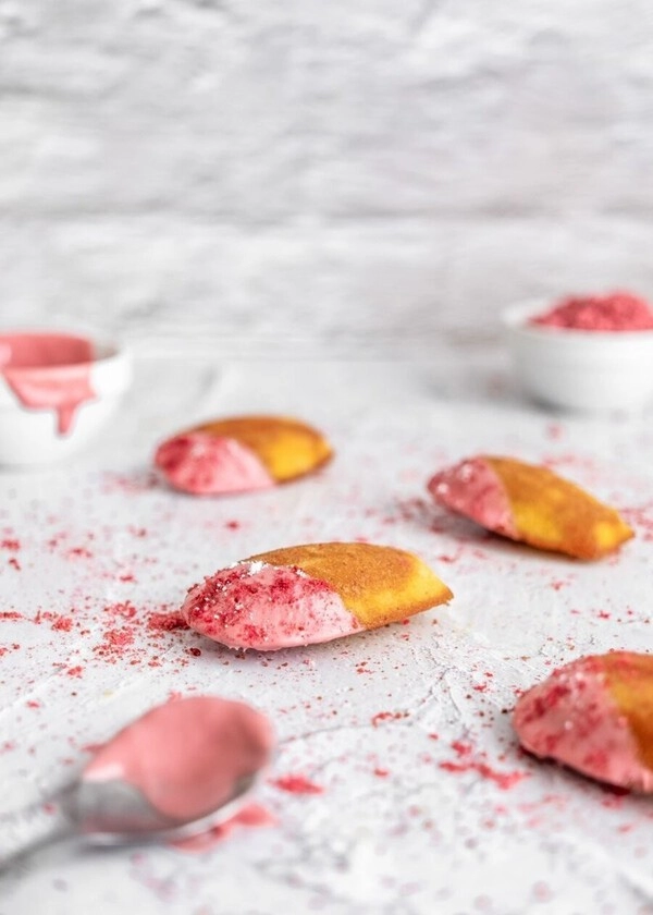 madeleines mit mandeln und drops aus ruby-schokolade