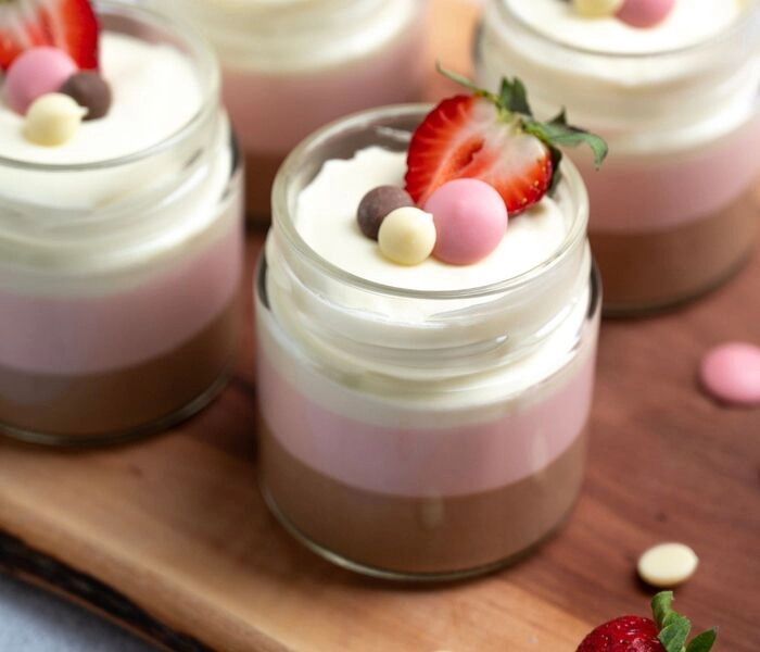 dreifarbige mousse au chocolat im glas